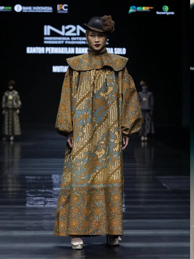 Salah satu koleksi batik dari brand Mutiara Batik Solo yang dibuat menjadi dress batik yang modern. [@galerimutiarabatiksolo]