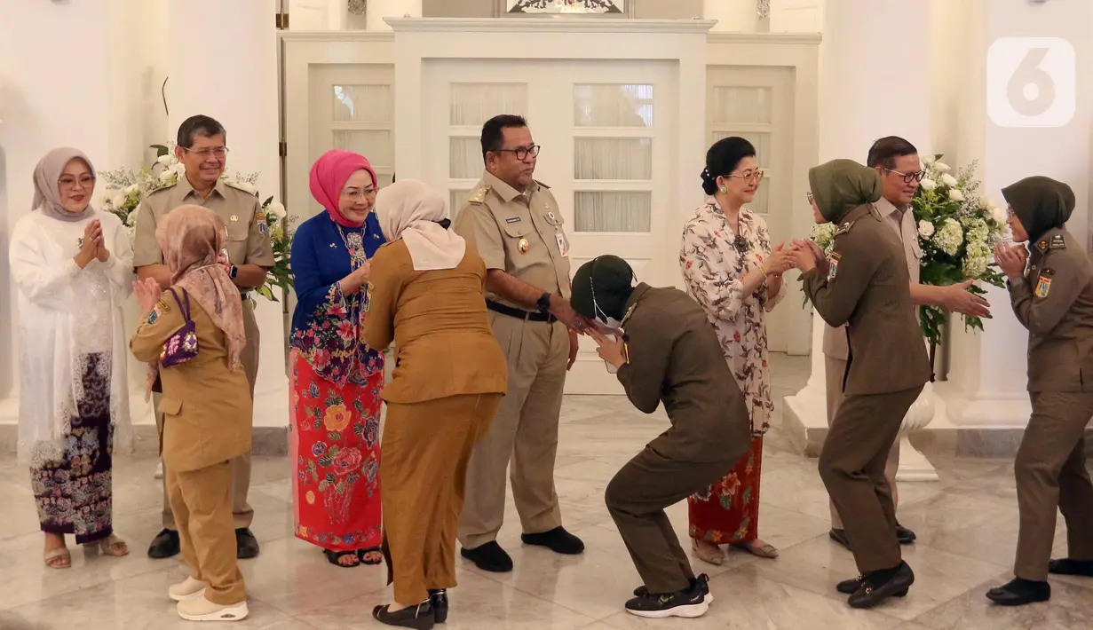 Gubernur Jakarta Pramono Anung (kedua kanan) bersama Wakil Gubernur Jakarta Rano Karno (tengah) bersalaman dengan para pegawai pemerintahan di lingkungan Balai Kota Jakarta, Selasa (8/4/2025). (Liputan6.com/Herman Zakharia)