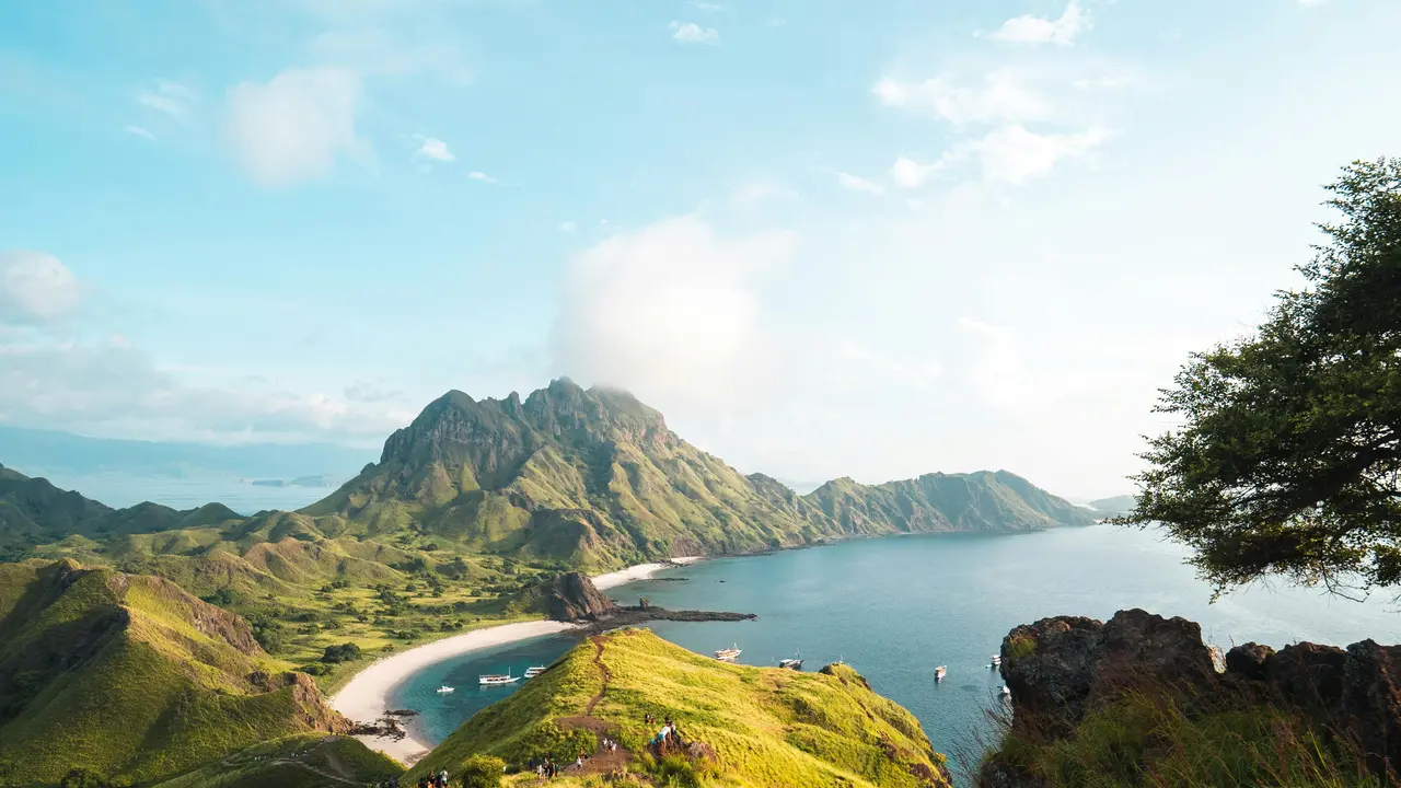 Langit Nusa Tenggara, Indonesia dengan sedikit tutupan awan