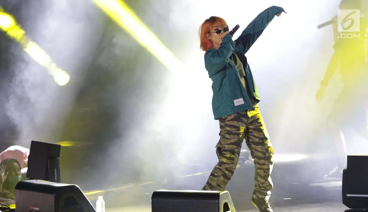 Penyanyi musik hip hop, Ramengvrl saat tampil pada panggung utama gelaran ON/OFF Festival hari pertama di Istora Gelora Bung Karno, Jakarta, Sabtu (7/9/2019). Gelaran ON/OFF Festival akan berlangsung hingga Minggu (8/9). (Liputan6.com/Helmi Fithriansyah)