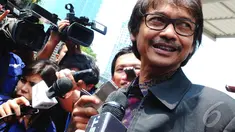   Dirjen ESDM Rida Mulya menjalani pemeriksaan di Gedung KPK, Jakarta, Jumat (12/9/2014) (Liputan6.com/Andrian M Tunay)