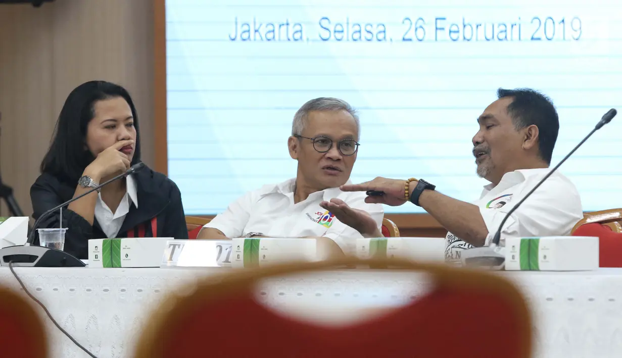 Direktur Program TKN 01, Aria Bima (tengah) saat mengikuti rapat persiapan debat Capres/Cawapres Pemilu 2019 di Gedung KPU, Jakarta, Selasa (26/2). Rapat berlangsung tertutup dan dihadiri kedua tim pemenangan paslon. (Liputan6.com/Helmi Fithriansyah)
