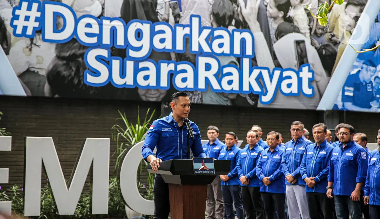Ketua Umum Partai Demokrat Agus Harimurti Yudhoyono (AHY) menyampaikan tanggapan terkait kasus hukum yang menjerat Gubernur Papua Lukas Enembe di DPP Partai Demokrat, Jakarta, Kamis (29/9/2022). Partai Demokrat selalu dan terus konsisten mendukung setiap upaya penegakan hukum, termasuk masalah korupsi. (Liputan6.com/Faizal Fanani)