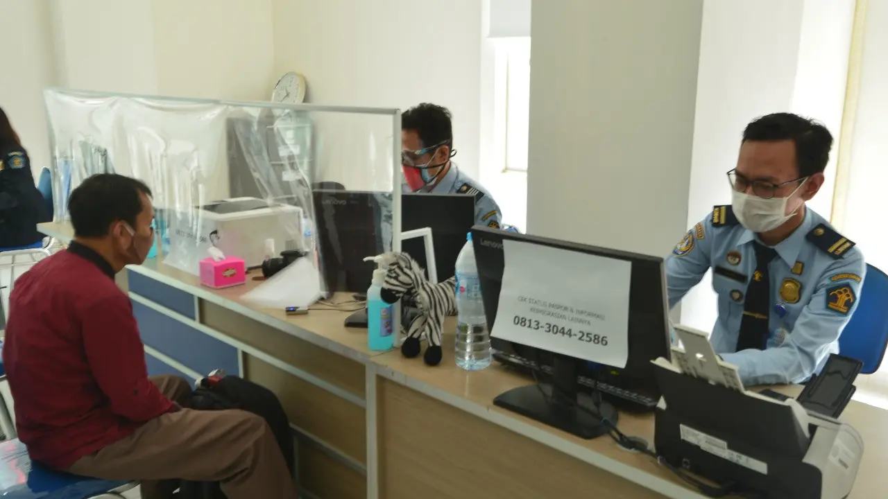 Imigrasi Jatim buka layanan di 9 kantor daerah selama PPKM Level 3 di Jatim. (Dian Kurniawan/Liputan6.com)