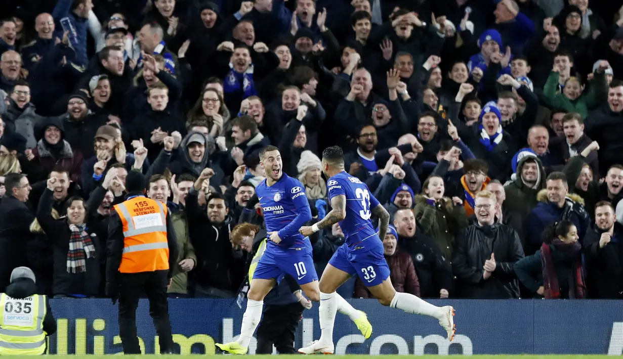 Gelandang Chelsea, Eden Hazard, melakukan selebrasi usai membobol gawang Bournemouth pada laga Piala Liga Inggris di Stadion Stamford Bridge, Kamis (20/12). Chelsea menang 1-0 atas Bournemouth. (AP/Alastair Grant)