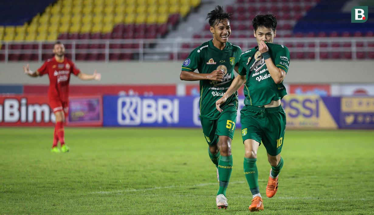 Taisei Marukawa (kanan) benar-benar menjadi momok menakutkan bagi lini belakang lawan. Pemain asal Jepang milik Persebaya tersebut memilki kemampuan dribbling, umpan, penyelesaian yang sangat mumpuni. Ia tercatat telah mengantongi 4 gol dan 3 assist hingga pekan ini. (Bola.com/Bagaskara Lazuardi)