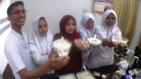 Mahasiswa Universitas Nahdlatul Ulama Surabaya membuat es krim biji nangka