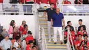 Calon pemain naturalisasi Timnas Indonesia Nathan Tjoe-A-On bersama ayahnya menuruni tangga setelah berfoto bersama dengan Presiden Joko Widodo, Kemenpora Dito Ariotedjo, dan Ketua Umum PSSI Erick Thohir saat jeda babak pertama laga Kualifikasi Piala Dunia 2026 zona Asia antara Timnas Indonesia melawan Brunei di Stadion Utama Gelora Bung Karno (SUGBK), Senayan, Jakarta, Kamis (12/10/2023). Kini, Nathan bermain untuk klub Championship, Swansea City. Ia didatangkan dengan biaya transfer senilai 348 ribu euro pada bursa transfer musim panas 2023 ini. (Bola.com/Bagaskara Lazuardi)