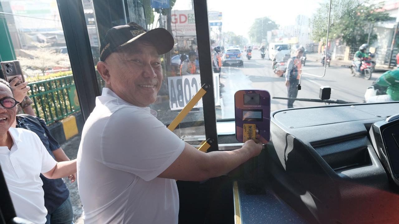 Wali Kota Depok, Mohammad Idris saat melakukan uji coba BTS Bus Kita yang akan segera beroperasi. (Liputan6.com/Dicky Agung Prihanto)
