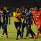 Sempat terjadi aksi protes dari pemain kedua kesebelasan kepada wasit Dodi SP yang memimpin laga antara Persija Jakarta dan Arema Cronus di Stadion GBK Jakarta, Minggu (4/5/2014). (Liputan6.com/Helmi Fithriansyah)