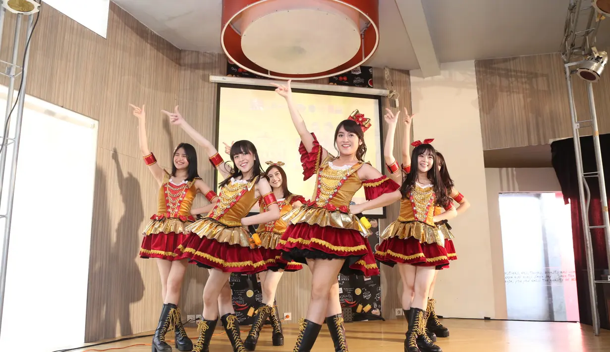 "Ini album namanya JKT48 Festival Greatest Hits, isinya itu track-track diambil dari lagu-lagu single kita yang populer, sama lagu sebelumnya pernah ditampilkan di konser, tapi belum pernah dirilis secara fisik," ujar Vienni. (Nurwahyunan/Bintang.com)