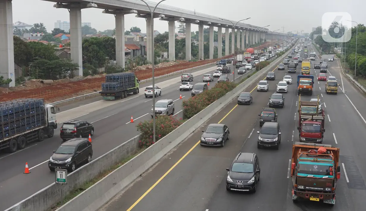 Kendaraan melintasi ruas tol Jagorawi di Jakarta, Rabu (20/11/2019). Badan Pengatur Jalan Tol (BPJT) Kementerian PU dan Perumahan Rakyat (PUPR) memastikan akan ada kenaikan tarif 17 ruas tol (total 21 ruas) pada 2019. (Liputan6.com/Immanuel Antonius)