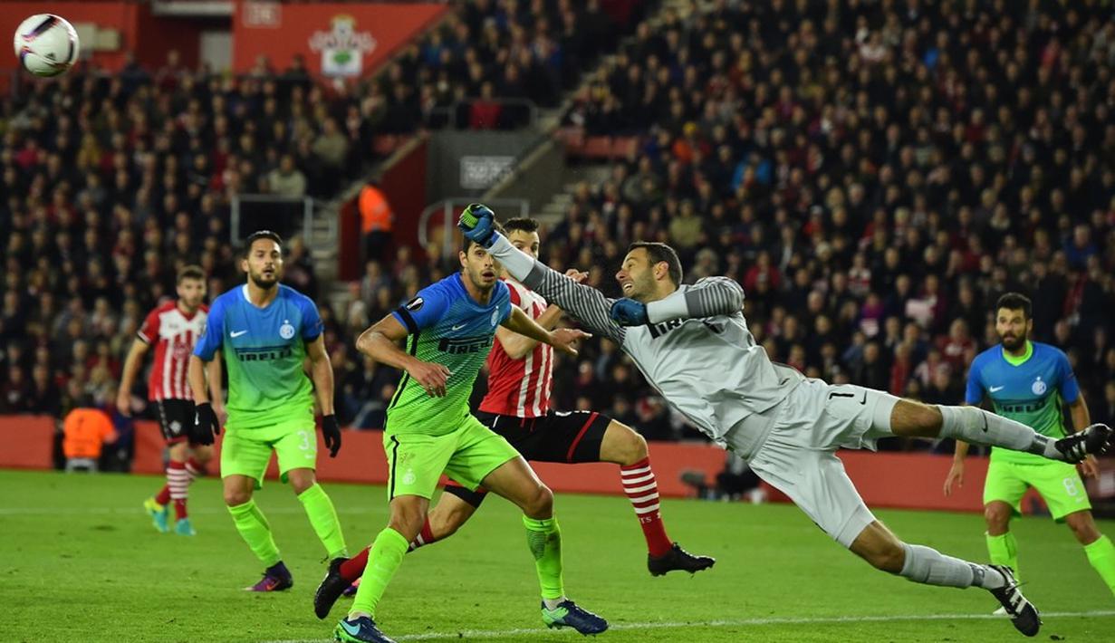 Kiper Inter Milan, Samir Handanovic, menghalau serangan pemain Southampton pada laga Grup K Liga Europa di Stadion St Mary's, Jumat (4/11/2016) dini hari WIB. (AFP/Glyn Kirk)