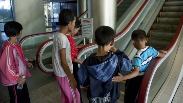 Anak Dari Desa Nampak Ketakutan Saat Akan Menaiki Eskalator.