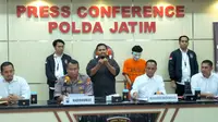 Polda Jatim menangkap Achmad Romadhoni, pemuda 21 tahun asal Dusun Denok, Lumajang, lantaran telah meretas website milik BPBD, Litbang dan Bappeda milik Pemkab Malang. (Dian Kurniawan/Liputan6.com)
