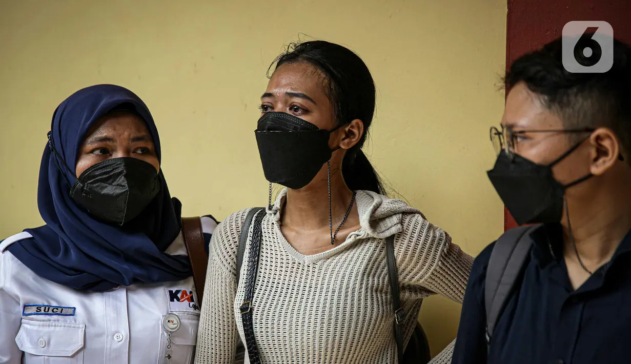 Sejumlah keluarga korban kebakaran Lapas Kelas I Tangerang mendatangi RS Polri Kramat Jati di Jakarta, Rabu (8/9/2021). Keluarga korban kebakaran Lapas Kelas I Tangerang mendatangi Posko Ante Mortem untuk melaporkan kehilangan anggota keluarga mereka. (Liputan6.com/Faizal Fanani)