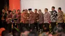 Sejumlah Gubernur mendapatkan penghargaan saat menghadiri pembukaan Musyawarah Perencanaan Pembangunan Nasional (Musrenbangnas) Tahun 2015 di Jakarta, Rabu (29/4/2015). (Liputan6.com/Faizal Fanani)