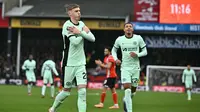 Gelandang Chelsea, Cole Palmer, merayakan gol ke gawang Luton Town pada laga pekan ke-20 Premier League 2023/2024 yang digelar di Kenilworth Road, Sabtu (30/12/2023) malam WIB. (AFP/Ben Stansall)