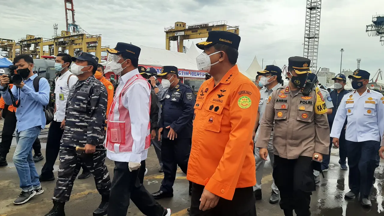 Menteri Perhubungan Budi Karya Sumadi dan Panglima TNI Marsekal Hadi Tjahjanto meninjau posko kemanusiaan Sriwijaya Air di JICT 2