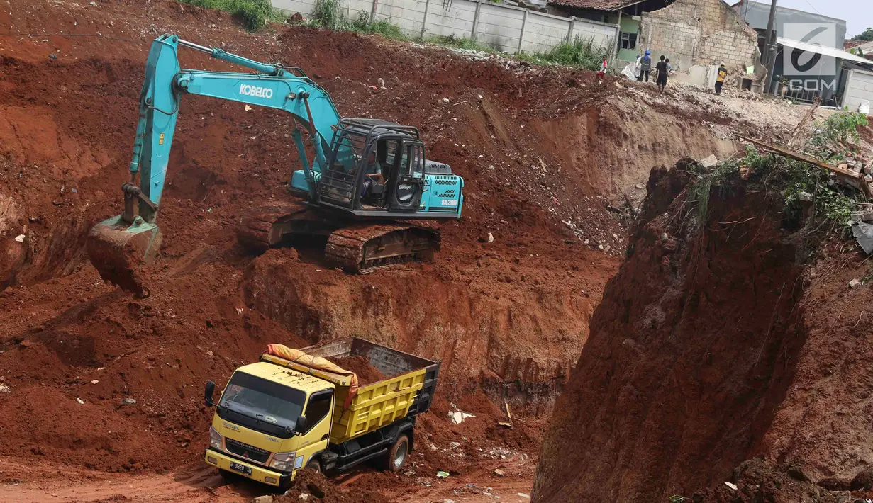 Alat berat mengeksekusi lahan dan bangunan milik  warga yang terkena proyek Jalan Tol Cinere-Jagorawi (Cijago) di Baktijaya, Sukmajaya, Depok, Jawa Barat, Selasa (11/12). Sebanyak 30 rumah dieksekusi dalam proyek ini. (Liputan6.com/Immanuel Antonius)