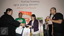 Pengunjung mendapat doorprize dari Cinemaholic saat nonton bareng film di Blitz Grand Indonesia, Jakarta, Sabtu (7/11/2015). Acara semakin meriah dengan kehadiran stand Lipton. (Liputan6.com/Immanuel Antonius)