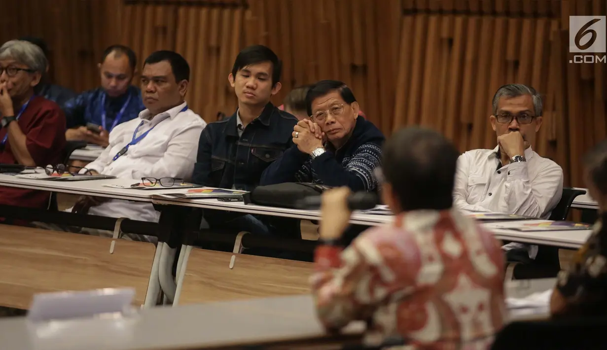 Para peserta menyimak penjelasan pembicara saar workshop ATVI 2018 di Gedung SCTV Tower, Jakarta, Selasa (16/1). Workshop ATVI 2018 ini mengukuhkan posisi ATVI sebagai lembaga pendidikan disiplin penyiaran. (Liputan.com/Faizal Fanani)
