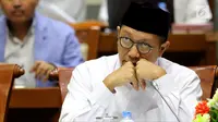 Menteri Agama Lukman Hakim Saifuddin saat rapat dengan Komisi VIII DPR di Jakarta, Senin (12/3). Komisi VIII melalui Panja dan Kementerian Agama menetapkan BPIH 2018 sebesar Rp 35.235.602 juta per jemaah. (Liputan6.com/JohanTallo)