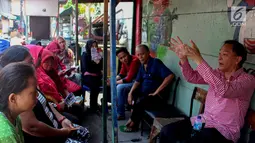 Politisi PDI Perjuangan, Sony Kusumo berdiskusi dengan warga di Jakarta Utara, Minggu (18/11). Blusukan ala Jokowi merupakan strategi politik menghadapi Pilpres 2019. (Liputan6.com/HO/Yogi)