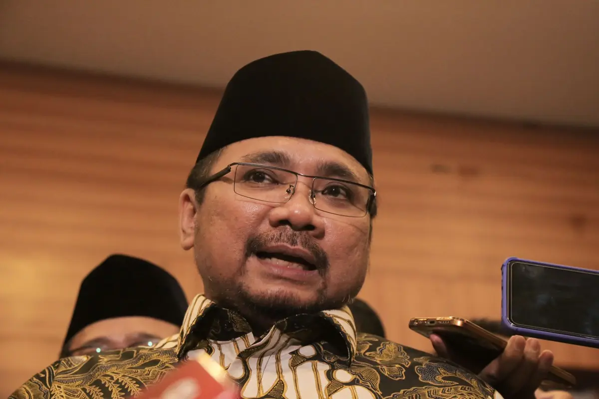 Menteri Agama (Menag) Yaqut Cholil Qoumas usai membuka Bimtek Terintegrasi dengan Kemenkes PPIH Arab Saudi di Asrama Haji Pondok Gede, Jakarta Timur, Rabu malam (12/4/2023).