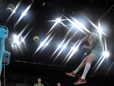 Pemain Bulgaria, Todor Aleksiev, memukul bola ke arah pertahanan Turki dalam babak perempat final voli putra Pesta Olah Raga Eropa 2015 di Baku, Azerbaijan. Rabu (24/6). (AFP PHOTO/KIRILL KUDRYAVTSEV)