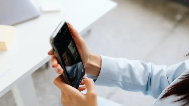 Membuka HP (Pexels)
