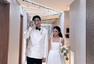 Hanggini mengenakan tank dress warna putih senada dengan Luthfi Aulia di momen resepsi pernikahannya. [@_bymao_/@luthfiaulia]