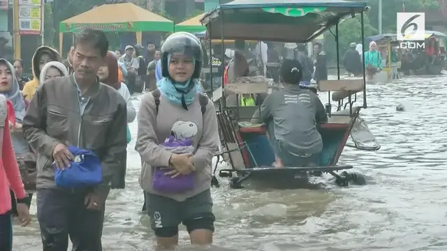 Dampak banjir akibat luapan sungai Citarum yang meluap membuat hampir seluruh akses jalan utama di kabupaten Bandung, Jawa Barat terputus.