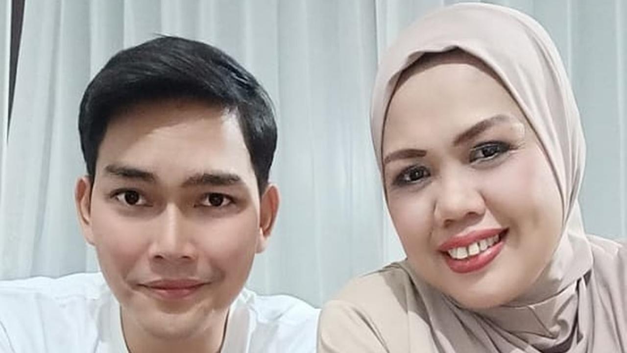 Pakai Baju Pengantin, Ini 6 Momen Kebersamaan Elly Sugigi dengan Pacar Barunya