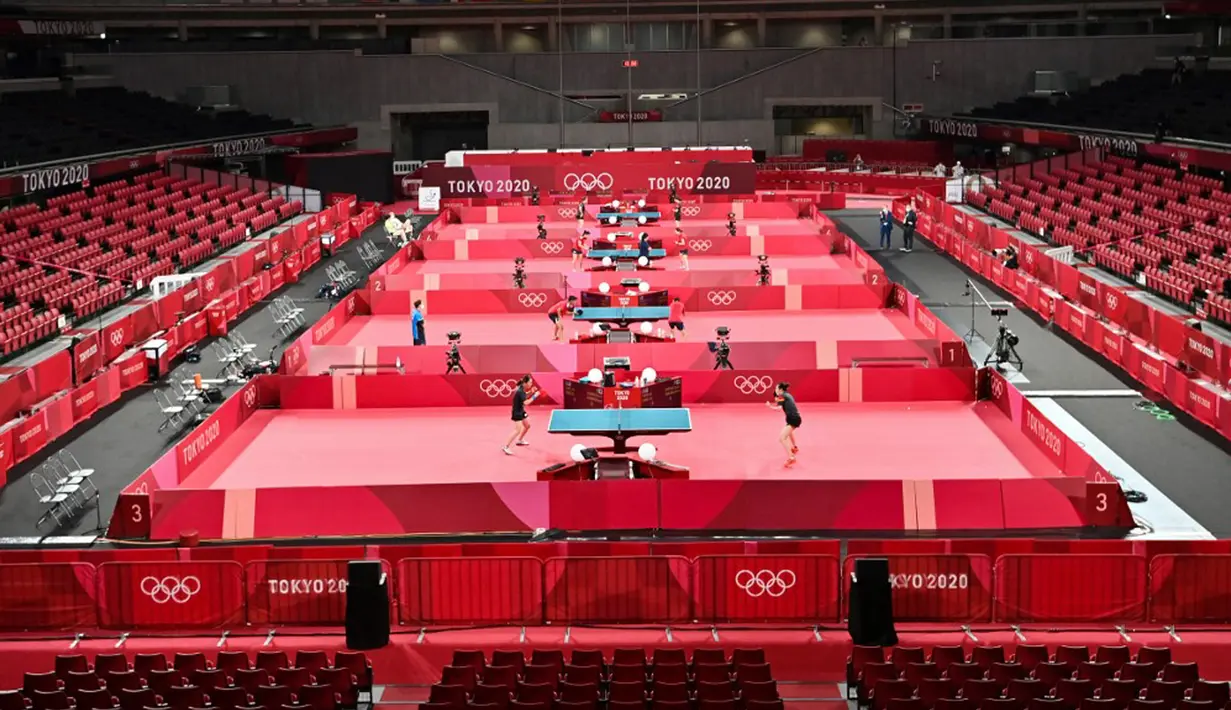 Para pemain tenis meja melakukan sesi latihan jelang Olimpiade Tokyo 2020 di Tokyo Metropolitan Gymnasium, Tokyo, Jepang, Rabu (21/7/2021). Olimpiade Tokyo 2020 akan dibuka pada 23 Juli 2021. (Jung Yeon-je/AFP)
