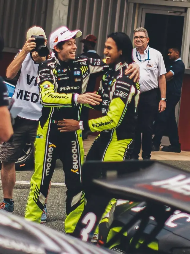 Tampil Solid, Ini Potret Sean Galael dan Valentino Rossi di Sirkuit
