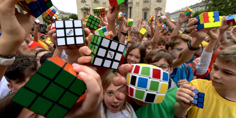 Merayakan 50 Tahun Penemuan Permainan Teka Teki Kubus Rubik