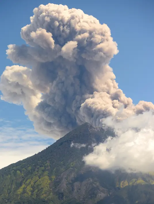 Pemandangan semburan abu vulkanik Gunung Agung dari Kecamatan Kubu, Kabupaten Karangasem, Bali, Jumat (6/7). Semburan abu tersebut tidak berdampak pada kunjungan wisatawan. (AFP FOTO / Sonny Tumbelaka)