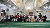 Timnas Indonesia U-22 mengunjungi Masjid Asshiroth. (Dok PSSI)