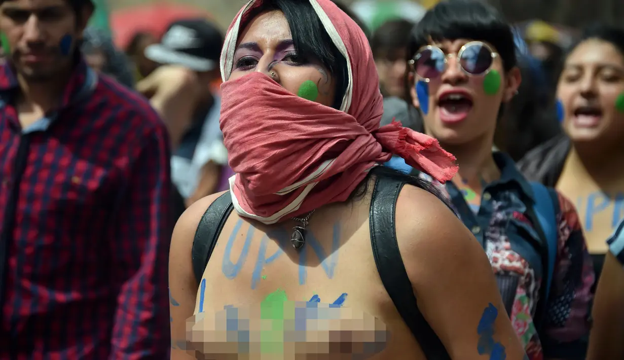 Seorang wanita bertelanjang dada menggelar aksi mogok nasional di Bogota, Kolombia, (17/3). Mereka menuntut pemerintah agar meningkatkan layanan kesehatan bagi warga. (AFP/Guillermo LEGARIA)