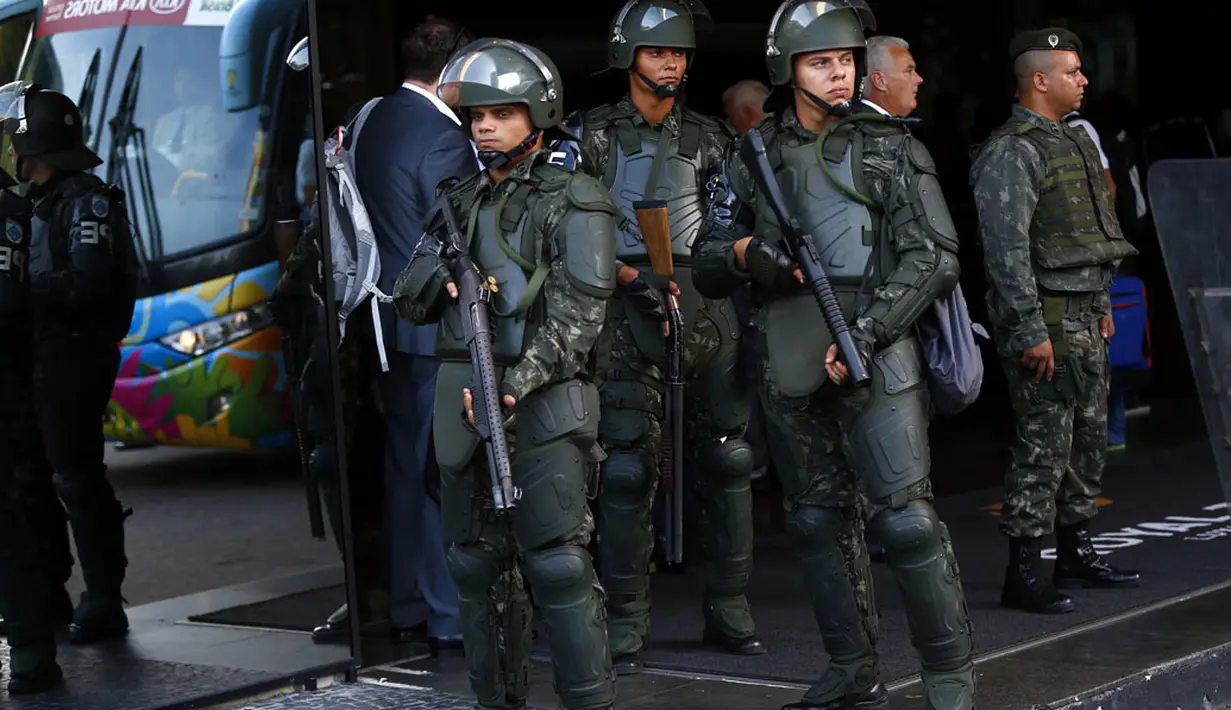 Tentara Brasil bersenjata lengkap terlihat berjaga di hotel tempat Timnas Inggris menginap selama mengikuti perhelatan Piala Dunia di Rio de Janeiro, (8/6/2014). (REUTERS/Eddie Keogh)