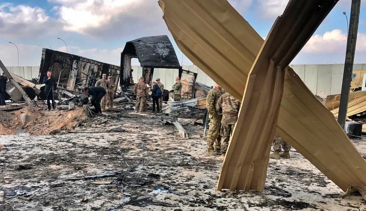 Tentara dan jurnalis AS memeriksa puing-puing di pangkalan udara Ain al-Asad, Anbar, Irak, Senin (13/1/2020). Iran menghujani pangkalan militer AS tersebut dengan rudal sebagai balasan atas kematian Jenderal Qasem Soleimani. (AP Photo/Qassim Abdul-Zahra)