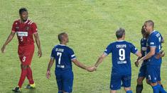 Penyerang Calcio Legend, David Trezeguet, bersama rekan-rekannya merayakan gol yang dicetaknya ke gawang Primavera Baretti pada laga persahabatan di SUGBK, Jakarta, Sabtu (21/5/2016). Calcio Legend menang 4-0. (Bola.com/Vitalis Yogi Trisna)