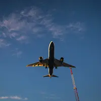 Ilustrasi pesawat lepas landas. (dok. unsplash.com/Asnida Riani)