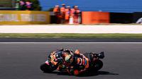 Pembalap Red Bull KTM Factory Racing Brad Binder berhasil menjadi yang tercepat pada FP2 MotoGP Australia yang berlangsung di sirkuit Phillip Island (AFP)