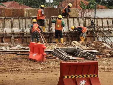 Pekerja menyelesaikan proses pembangunan underpass di Jalan Dewi Sartika, Depok, Jawa Barat, Rabu (16/11/2022). Progres pembangunan underpass yang melintang dari arah Dewi Sartika ke Jalan Margonda Raya dengan panjang penanganan 970 meter dan panjang underpass 470 meter itu sudah mencapai 70 Persen. (Liputan6.com/Herman Zakharia)