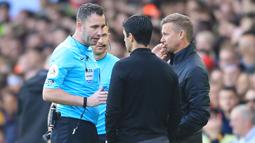Wasit tiba-tiba menghentikan laga saat pemain Leeds akan melakukan lemparan ke dalam. Tak heran jika para pemain dan staf pelatih terlihat kebingungan dengan keputusan tersebut. (AFP/Lindsey Parnaby)
