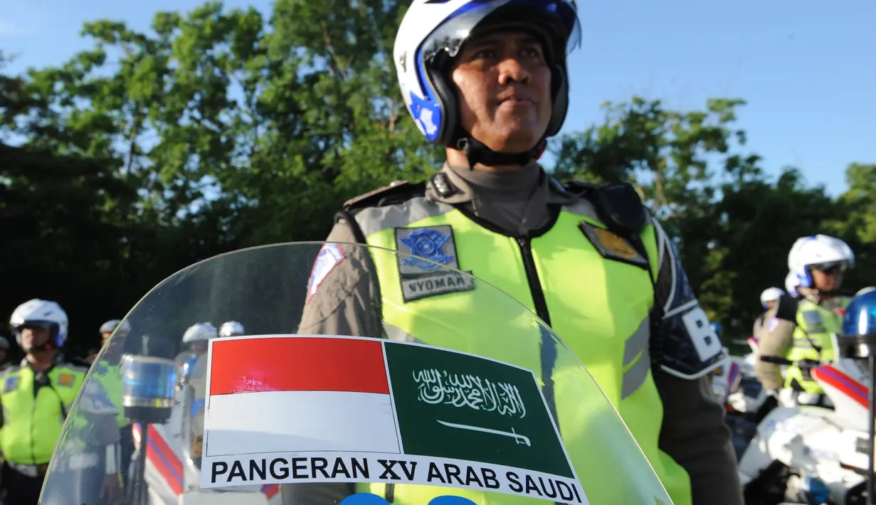 Polisi berjaga-jaga jelang kunjungan Raja Salman di Nusa Dua, Bali, Jumat (3/3). Raja Salman liburan ke Bali dengan membawa sebanyak 1.500 orang termasuk di dalamnya putera mahkota, pangeran dan para menteri. (AFP PHOTO / SONNY Tumbelaka)