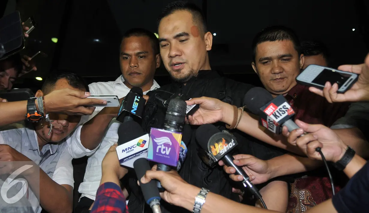 Saipul Jamil memberikan keterangan pers usai menjalani pemeriksaan di Gedung KPK, Jakarta, Senin (18/7). Saipul diperiksa sebagai saksi dalam perkara tindak pidana korupsi penerimaan hadiah atau janji. (Liputan6.com/Johan Tallo)