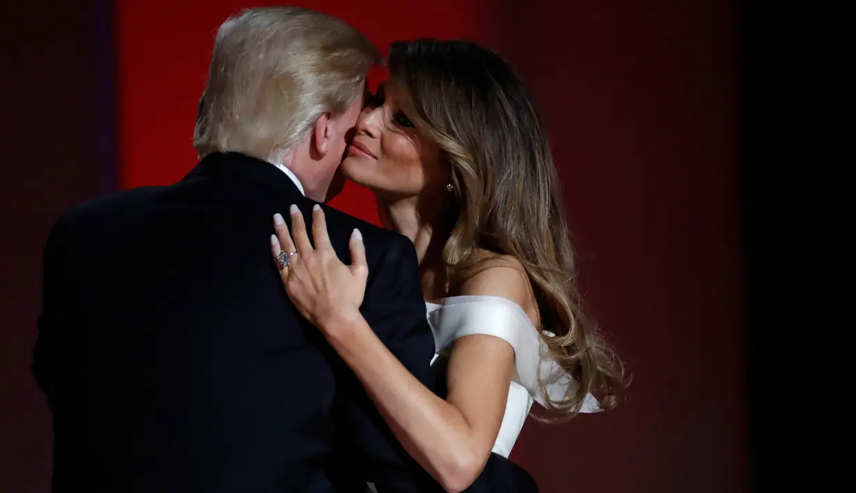 Presiden AS terlihat mesra dengan istrinya Melania Trump saat berdansa dalam acara perayaan peresmian Donald Trump menjadi Presiden Amerika Serikat yang ke-45 di Liberty Ball, di Washington, AS, (20/1). (AP Photo/Alex Brandon)